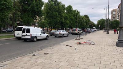 У центрі Черкас Lexus збив велосипедиста. Водій автомобіля помер У центрі Черкас Lexus збив велосипедиста. Водій автомобіля помер