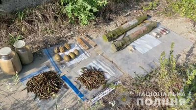 Під Одесою знайшли ящик зі зброєю та боєприпасами Під Одесою знайшли ящик зі зброєю та боєприпасами