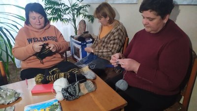На Кіровоградщині працівниці Новоукраїнського дитсадка шиють на фронт дощовики На Кіровоградщині працівниці Новоукраїнського дитсадка шиють на фронт дощовики