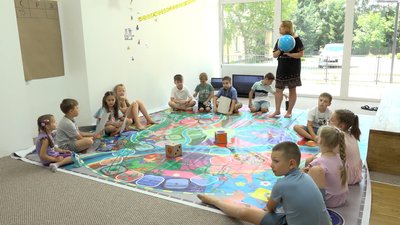 "Мандри Київщиною". Як подружжя з окупованого Херсона на Прикарпатті проводить для дітей авторські ігрові уроки "Мандри Київщиною". Як подружжя з окупованого Херсона на Прикарпатті проводить для дітей авторські ігрові уроки