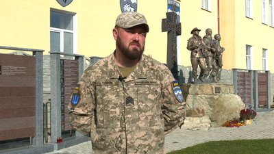 "Якщо ми здамося, війна прийде сюди". Захисник Луганського аеропорту Олег Курилів