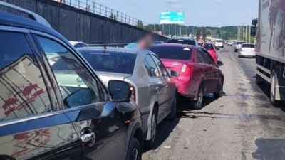 У Києві на Південному мосту зіткнулися шість автомобілів