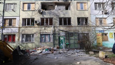 Херсон, обстріли, багатоповерхівка, уламки, скло