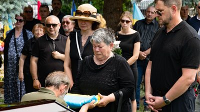 В Ужгороді попрощалися із полеглим на війні сержантом Олександром Грабарем В Ужгороді попрощалися із полеглим на війні сержантом Олександром Грабарем