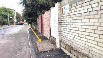 Ремонт тротуару на вулиці Хлібній у Житомирі не завершили: які причини Ремонт тротуару на вулиці Хлібній у Житомирі не завершили: які причини