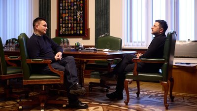Президент Володимир Зеленський із колишнім міністром закордонних справ Павлом Клімкіним