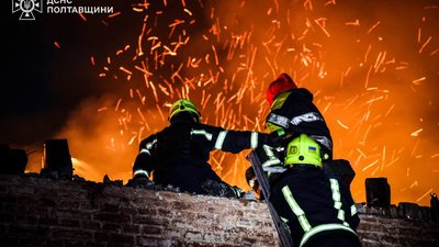 Пожежник гасить пожежу