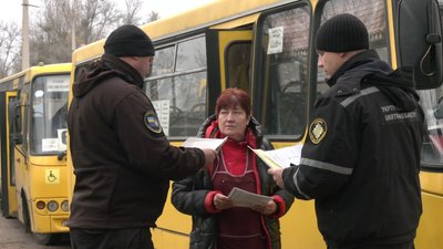 Розбите лобове скло, незатверджений графік руху: у Черкасах перевіряли маршрутки
