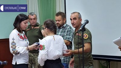 На Сумщині дітям воїнів, що загинули на сході, вручали кулони "Батьківське серце" На Сумщині дітям воїнів, що загинули на сході, вручали кулони "Батьківське серце"