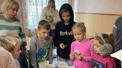 Ірпінські школярі плели маскувальні сітки та збирали гроші для ЗСУ