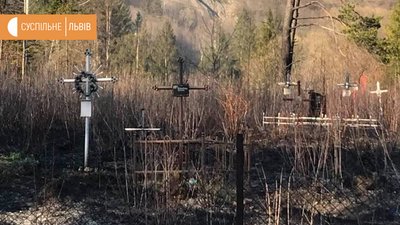 Через палінння трави на двох цвинтарях Львівщини горіли надгробки Через палінння трави на двох цвинтарях Львівщини горіли надгробки