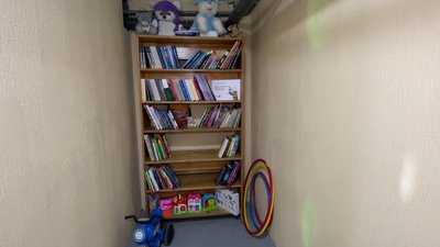 Херсонці можуть читати книги в укриттях завдяки проєкту "Book Shelter" Херсонці можуть читати книги в укриттях завдяки проєкту "Book Shelter"