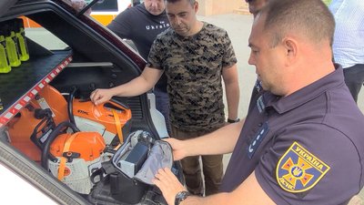 Миколаєві волонтери передали екстреним службам допомоги спеціальні автомобілі Миколаєві волонтери передали екстреним службам допомоги спеціальні автомобілі