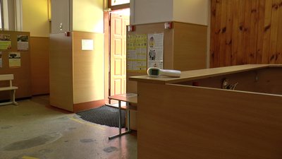 На вході учням вимірюватимуть температуру безконтактним термометром На вході учням вимірюватимуть температуру безконтактним термометром