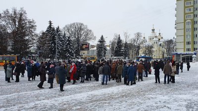 "Зупинимо тарифний геноцид": рівняни вийшли на акцію протесту "Зупинимо тарифний геноцид": рівняни вийшли на акцію протесту