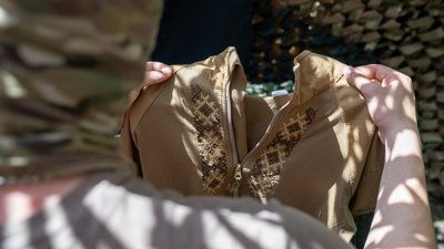 Захисники Сумського напрямку розповіли про свої обереги, вишиванки
