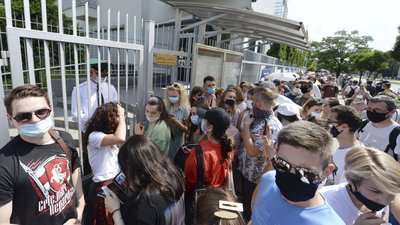 "Йди геть!" Білоруси біля посольств закликали Лукашенка піти у відставку