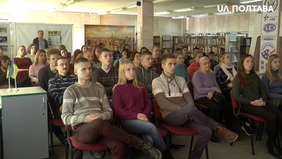 Полтавські школярі та студенти на фестивалі Полтавські школярі та студенти на фестивалі