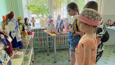 "Народжені з болю та любові": у Тернополі діє виставка ляльок Лідії Лапки