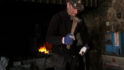 Брати-переселенці на Рівненщині кують вироби для тероборони і ЗСУ Брати-переселенці на Рівненщині кують вироби для тероборони і ЗСУ