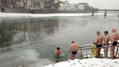 Спецавтомобілі та човни: 2 рятувальні пости працювали на місцях для пірнання в Ужгороді Спецавтомобілі та човни: 2 рятувальні пости працювали на місцях для пірнання в Ужгороді