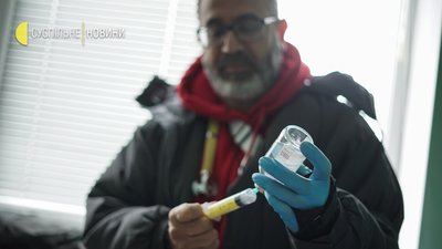 “Я — лікар”. Як українські цивільні медики рятують людей під обстрілами “Я — лікар”. Як українські цивільні медики рятують людей під обстрілами