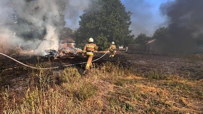 Рятувальники гасять пожежу