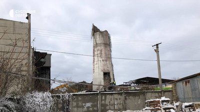 Труба котельні в Одесі, яка впала під час негоди 26 листопада 2023