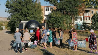 Черга за привізною водою в селищі Первозванівка Черга за привізною водою в селищі Первозванівка