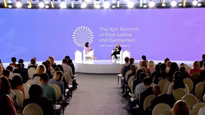 Зірка "Карткового будиночка" Робін Райт відвідала саміт перших леді та джентльменів у Києві Зірка "Карткового будиночка" Робін Райт відвідала саміт перших леді та джентльменів у Києві