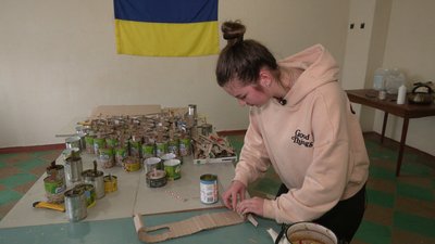 "Хлопці захищають нас і оберігають": студентки з Рівного виготовляють окопні свічки на фронт "Хлопці захищають нас і оберігають": студентки з Рівного виготовляють окопні свічки на фронт