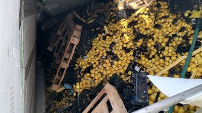 Біля Чернігова фура злетіла з мосту в Десну Біля Чернігова фура злетіла з мосту в Десну