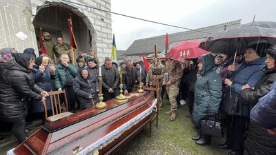 На Тернопільщині в останню дорогу провели бійця Василя Наконечного На Тернопільщині в останню дорогу провели бійця Василя Наконечного