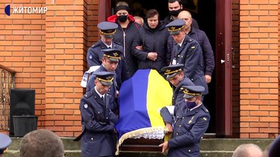 В Озерному на Житомирщині попрощалися із загиблим курсантом Дмитром Студінським