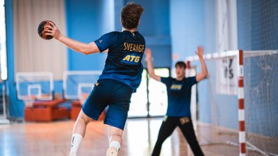 Тренера збірної Швеції з гандболу відсторонили від роботи через невдалий жарт про бомбу в аеропорту: що про це відомо