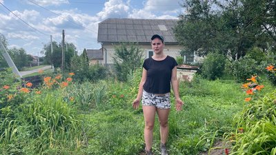 Жінка на городі