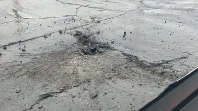 У Херсоні внаслідок чергового обстрілу військ РФ житлового мікрорайону загинула жінка, четверо людей поранені