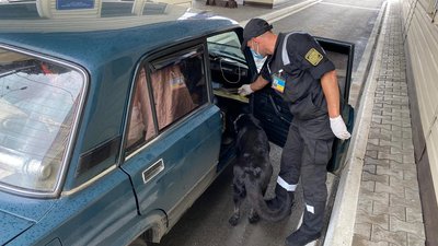 На КПВВ "Каланчак" у жителя Житомирщини прикордонники виявили пістолет та набої На КПВВ "Каланчак" у жителя Житомирщини прикордонники виявили пістолет та набої