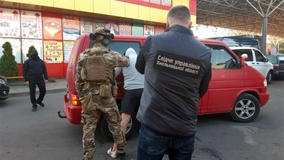 Підозрюваних у вимаганні затримали у вересні минулого року в обласному центрі. Фото: ГУ Нацполіціі у Хмельницькій області. Підозрюваних у вимаганні затримали у вересні минулого року в обласному центрі. Фото: ГУ Нацполіціі у Хмельницькій області.