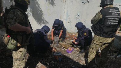 На Донеччині у зруйнованій будівлі виявили схрон з боєприпасами