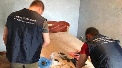 В іноземців на Черкащині виявили зброю та наркотики