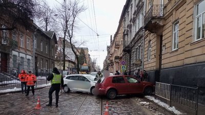 На вулиці Генерала Чупринки у Львові аварія: рух ускладнений
