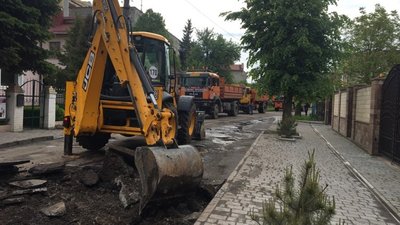 Від станції швидкої у Тернополі вздовж приватного сектору почали ремонтувати дорогу Від станції швидкої у Тернополі вздовж приватного сектору почали ремонтувати дорогу