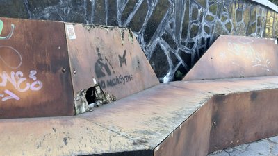 "Громадські" лавки біля музею у Рівному полагодять: першу вже забрали на ремонт "Громадські" лавки біля музею у Рівному полагодять: першу вже забрали на ремонт