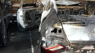 Вночі на Херсонщині згоріли три автівки Вночі на Херсонщині згоріли три автівки