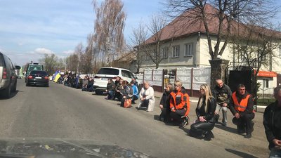 На Франківщині зустріли скорботний кортеж з тілами двох захисників України На Франківщині зустріли скорботний кортеж з тілами двох захисників України