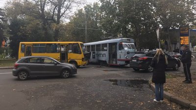 В Одесі автобус зіткнувся з трамваєм: рух маршруту №17 заблокований В Одесі автобус зіткнувся з трамваєм: рух маршруту №17 заблокований