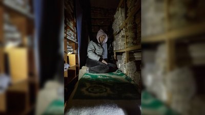 Люди ховалися між шафками з архівними документами Люди ховалися між шафками з архівними документами