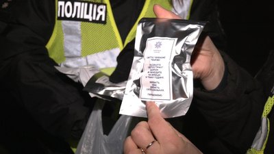 "Світло переможе темряву": у Сумах пішоходам пояснювали правила руху в темний час доби "Світло переможе темряву": у Сумах пішоходам пояснювали правила руху в темний час доби