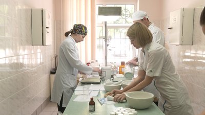 В Івано-Франківському медуніверситеті студенти та викладачі виготовляють ліки для військових